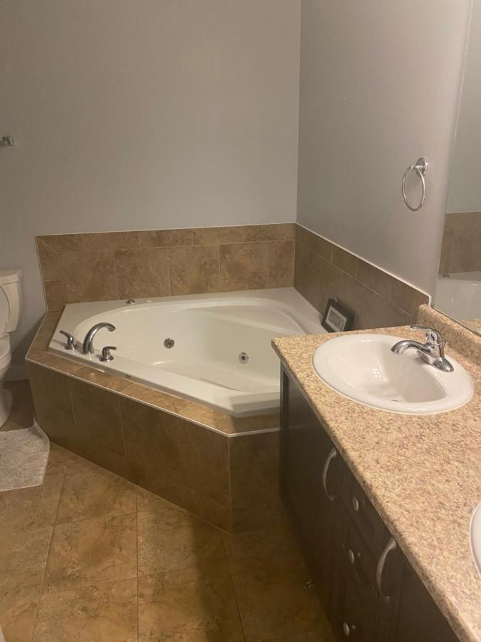 Peacefully Redifined Apartment Хамилтън Екстериор снимка